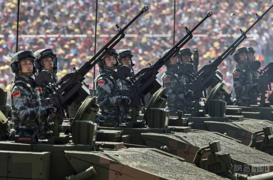 阅兵方阵里士兵们全副武装展现威武风采，阅兵方阵展现士兵全副武装威武风采
