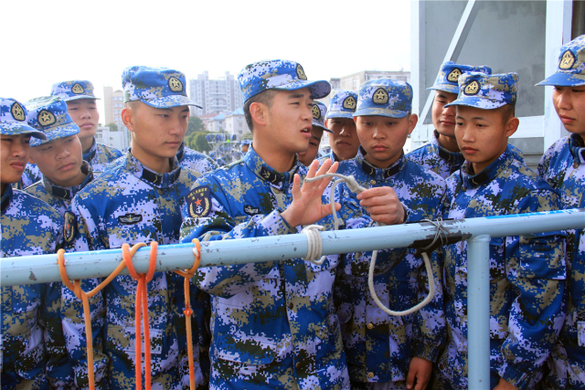 海军军训，锤炼意志，锻造精英，海军军训，锤炼意志，培育精英战士