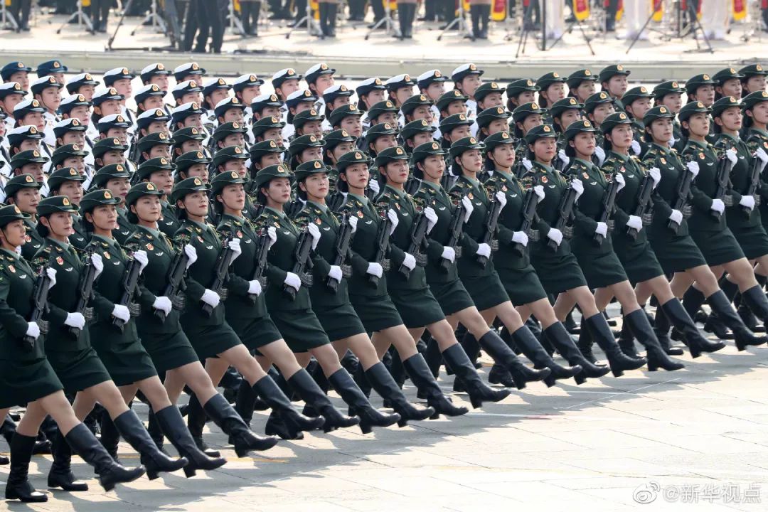 国庆70周年阅兵女兵方队图片，展现巾帼英雄的风采，国庆70周年阅兵女兵方队风采，巾帼英雄展现雄姿
