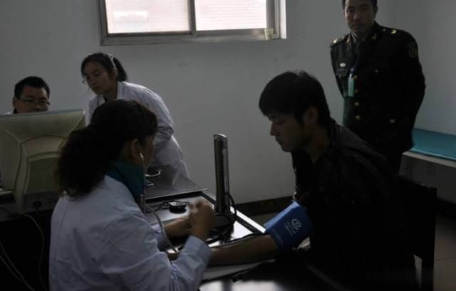 女兵体检与男医生的互动，理解、尊重与信任的建立，女兵体检与男医生间的互动，理解、尊重与信任的建立之道