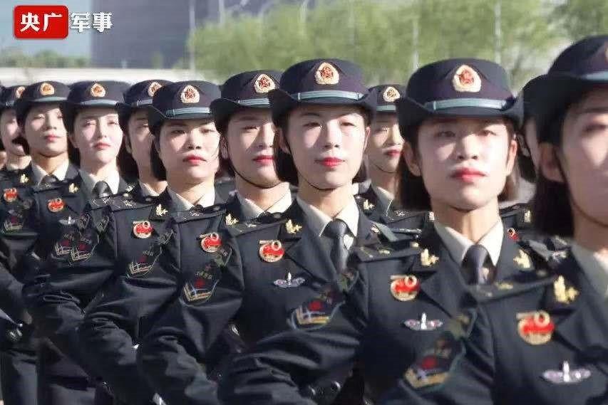 女兵方队亮相，352名女兵展现独特风采，女兵方队惊艳亮相，352名女兵展现独特魅力风采