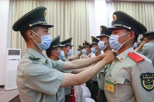 老兵打新兵普遍现象的背后，挑战与应对策略，老兵打新兵现象背后的挑战及应对策略