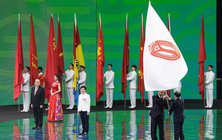 新澳门2025年正版免费公开，探索未来的机遇与挑战，澳门未来展望，机遇与挑战并存（2025正版免费公开）