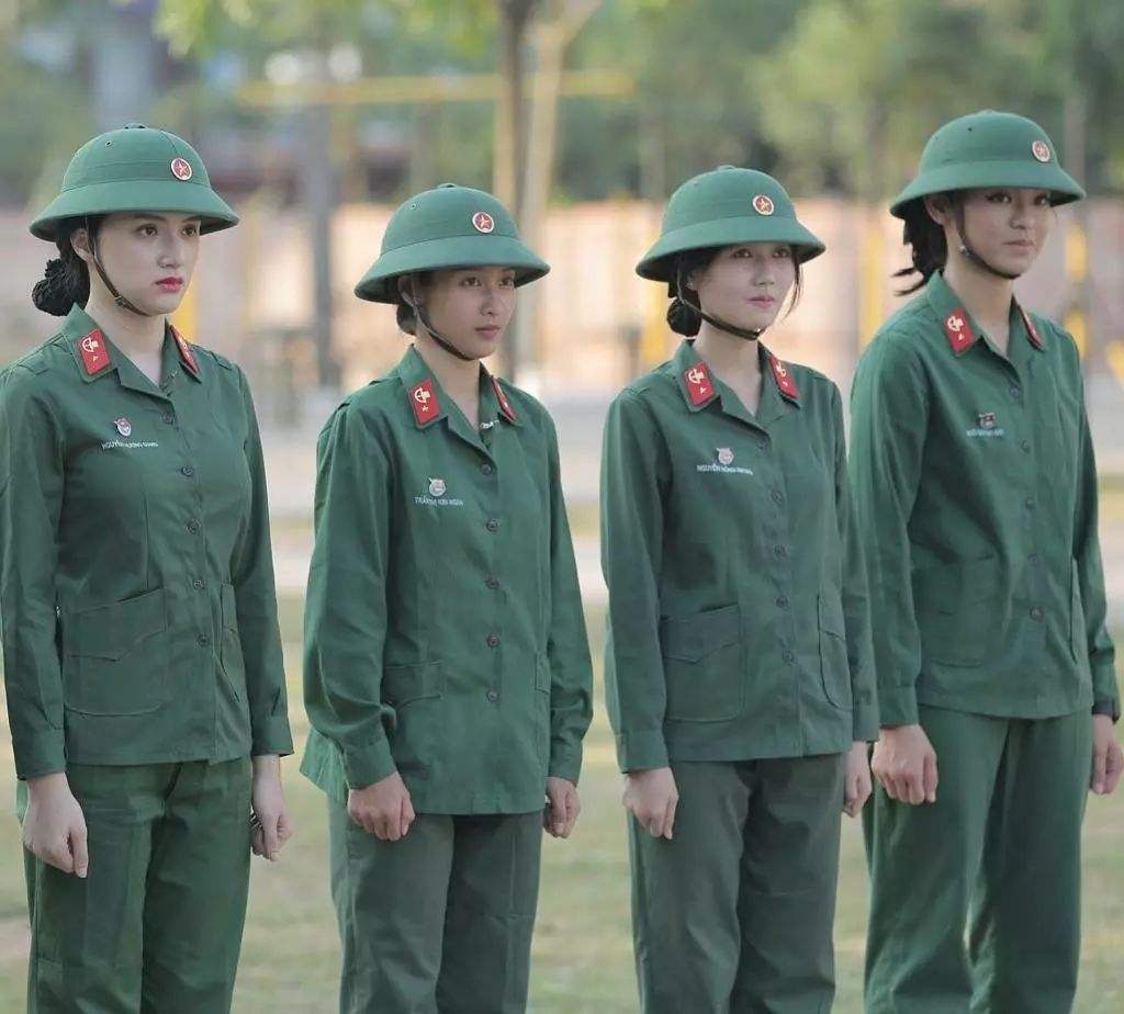部队女兵服装，时尚与功能的完美结合，部队女兵服装，时尚与功能兼备的完美结合