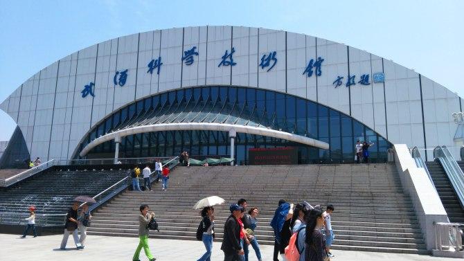 武汉科技馆旁边的军舰，历史、科技与海洋的交汇点，武汉科技馆旁军舰，历史、科技与海洋的交融之地