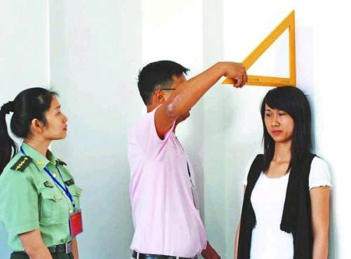 女兵体检
