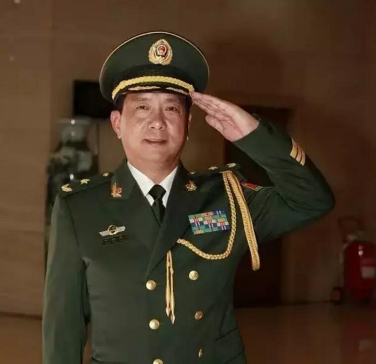 独臂将军丁晓兵，逆境中的英雄之路，独臂将军丁晓兵，逆境中的英雄之路