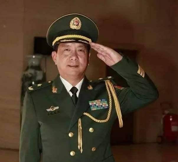 独臂长官丁晓兵，不屈的战士，永恒的荣光，独臂战士丁晓兵，不屈荣光，永恒荣耀