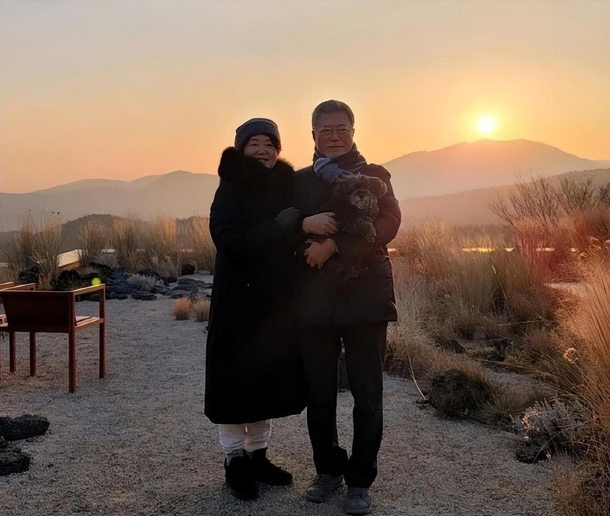 文在寅为什么可以全身而退，解析其背后的因素与策略，文在寅成功全身而退的背后因素与策略解析