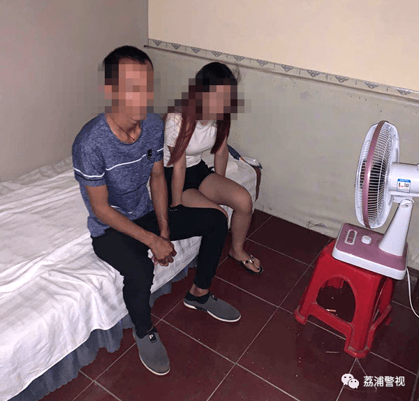 关于男子在女厕内脱裤自慰行为的深度探讨，男子在女厕内脱裤自慰行为的深度解析与探讨