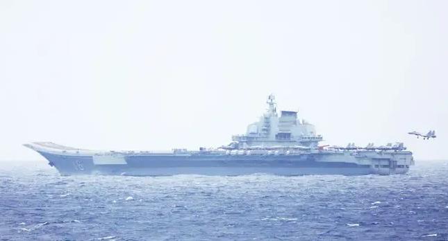 日本海自拍到辽宁舰起降歼15，一次意外的网络热议事件，辽宁舰歼-15起降瞬间在日本海引发网络热议