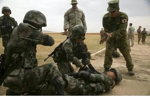 揭秘朱日和军演背后的故事，炊事兵送饭的独特角色与任务，朱日和军演背后的故事，炊事兵送饭的独特角色与任务揭秘