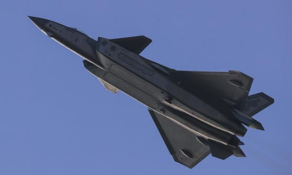 现代战舰，F-22与歼-20，谁更胜一筹？，现代战舰对决，F-22与歼-20，谁主沉浮？