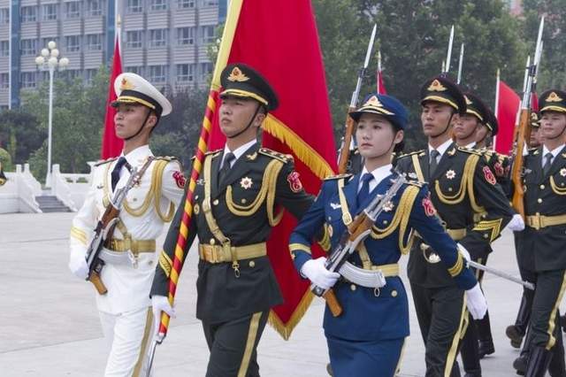 巴沙尔检阅三军仪仗队图片，展现国家力量与荣耀的瞬间，巴沙尔检阅三军仪仗队，国家力量与荣耀的展现瞬间