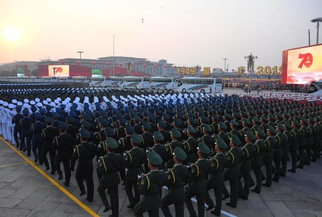 今日盛大阅兵式，壮丽场面展现国家力量，今日盛大阅兵式，壮丽场面彰显国家力量