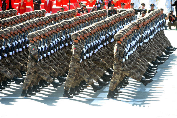 阅兵方阵里士兵们个个腰杆挺直——展现国家力量与荣耀的象征，阅兵方阵中的士兵，国家力量与荣耀的象征