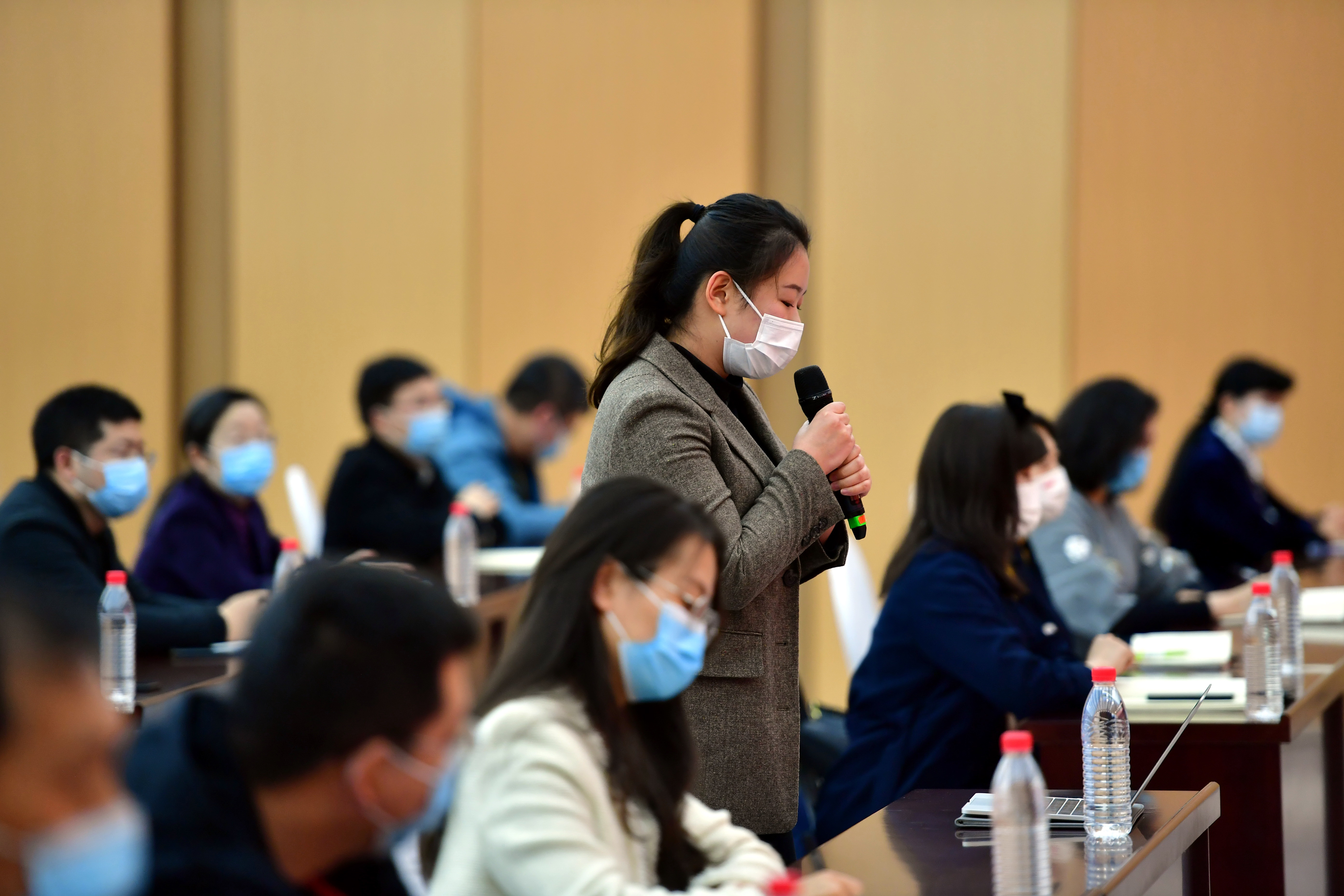 新闻发布会答记者问