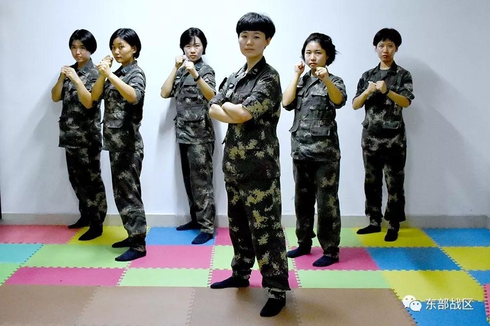 中国女兵帅气图片短发，展现新时代巾帼英雄的风采，新时代巾帼英雄风采，中国女兵帅气短发图片展