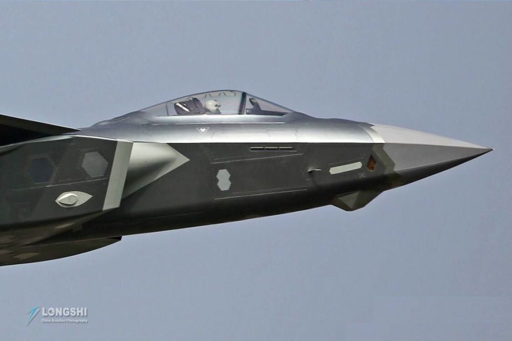 歼-20与F-22，究竟谁更厉害？深度解析两大顶尖战机实力对比，歼-20与F-22顶尖战机实力对比深度解析，谁更胜一筹？