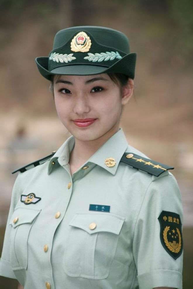 中国女兵照片大全，展现飒爽英姿的她们，中国女兵飒爽英姿照片大全集