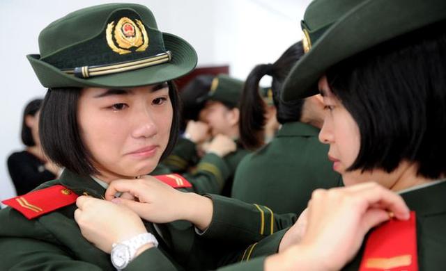 中国女兵哭的图片，背后的故事与情感共鸣，中国女兵的泪目瞬间，背后的故事与情感共鸣