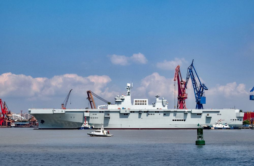 中国海军新篇章，首艘075型两栖攻击舰正式服役，中国海军新篇章，首艘075型两栖攻击舰正式投入服务，开启新航程