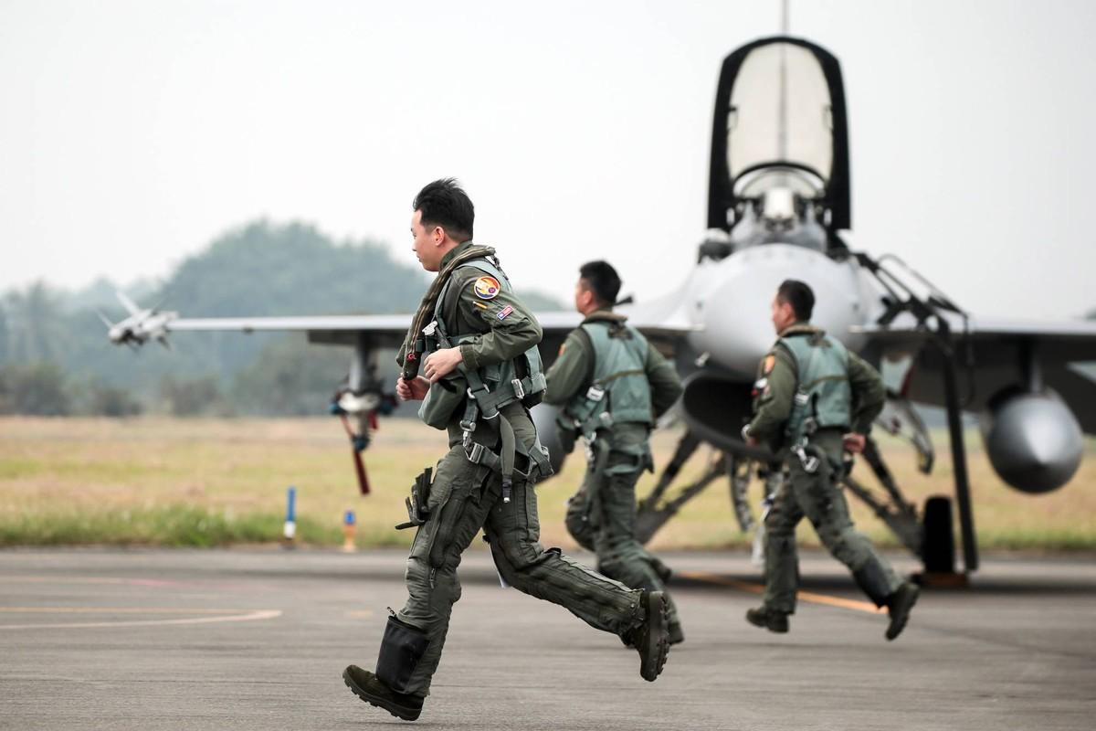 F-16V与歼-16，谁更胜一筹？，F-16V与歼-16性能对比，谁更胜一筹？