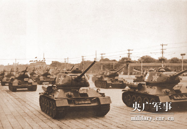 解放军坦克路过城市，展现国防力量与民众支持，国防力量展现，解放军坦克通过城市，彰显民众支持