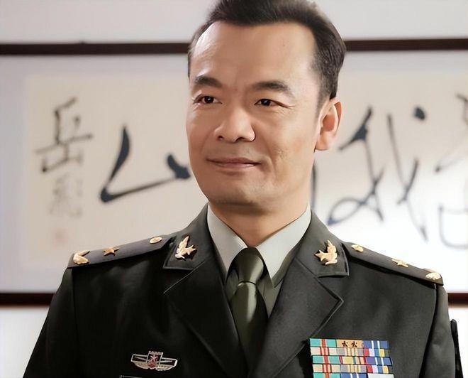 集团军军长与省军区司令员谁的官大，职位等级与职责分析，集团军军长与省军区司令员职位对比，职责、等级与权力分析