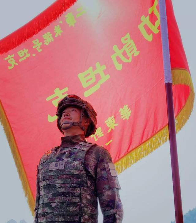震撼亮相，全新设计的百面战旗展现荣耀与力量，全新设计的百面战旗展现荣耀与力量，震撼亮相的瞬间荣耀与力量的展现