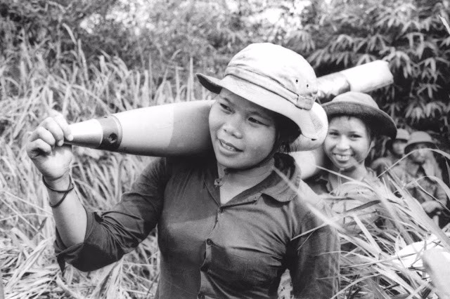 中国女兵在越南北湖探寻肺炎真相，中国女兵探寻越南北湖肺炎真相