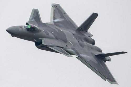 歼-20与F-22，哪个更大？全面解析两款战机性能与尺寸对比，歼-20与F-22战机性能与尺寸对比，谁更大？全面解析揭秘答案！