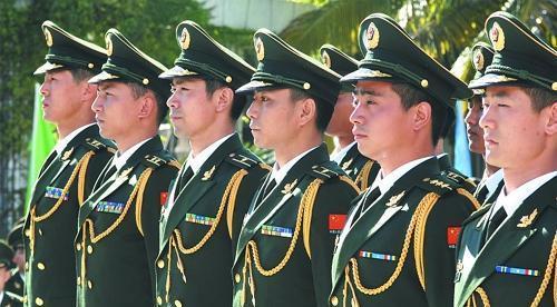 军装上的黄绳子佩戴指南，一步步教你如何正确佩戴，军装上的黄绳子佩戴指南，详细步骤教你正确佩戴军绳配饰