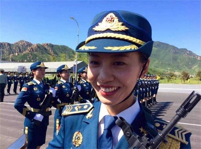 女兵接触三军仪仗队，展现巾帼英雄的风采，女兵与三军仪仗队的飒爽风采，巾帼英雄展现风采时刻
