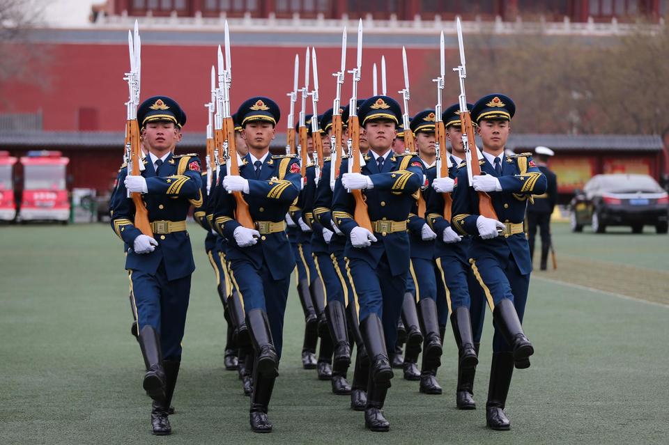 三军仪仗队升国旗仪式，多少人参与这一庄严时刻，三军仪仗队升国旗仪式，庄严时刻参与者众多