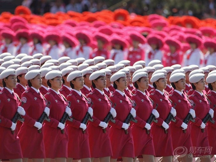 阅兵方阵中的女兵风采，力量与荣耀的象征，阅兵方阵中的女兵，力量与荣耀的展现