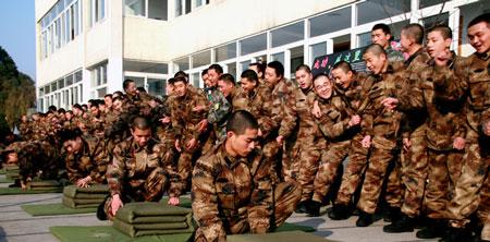 如何帮助新兵快速适应环境，打新兵期的关键策略，新兵快速适应环境的策略与关键步骤指南