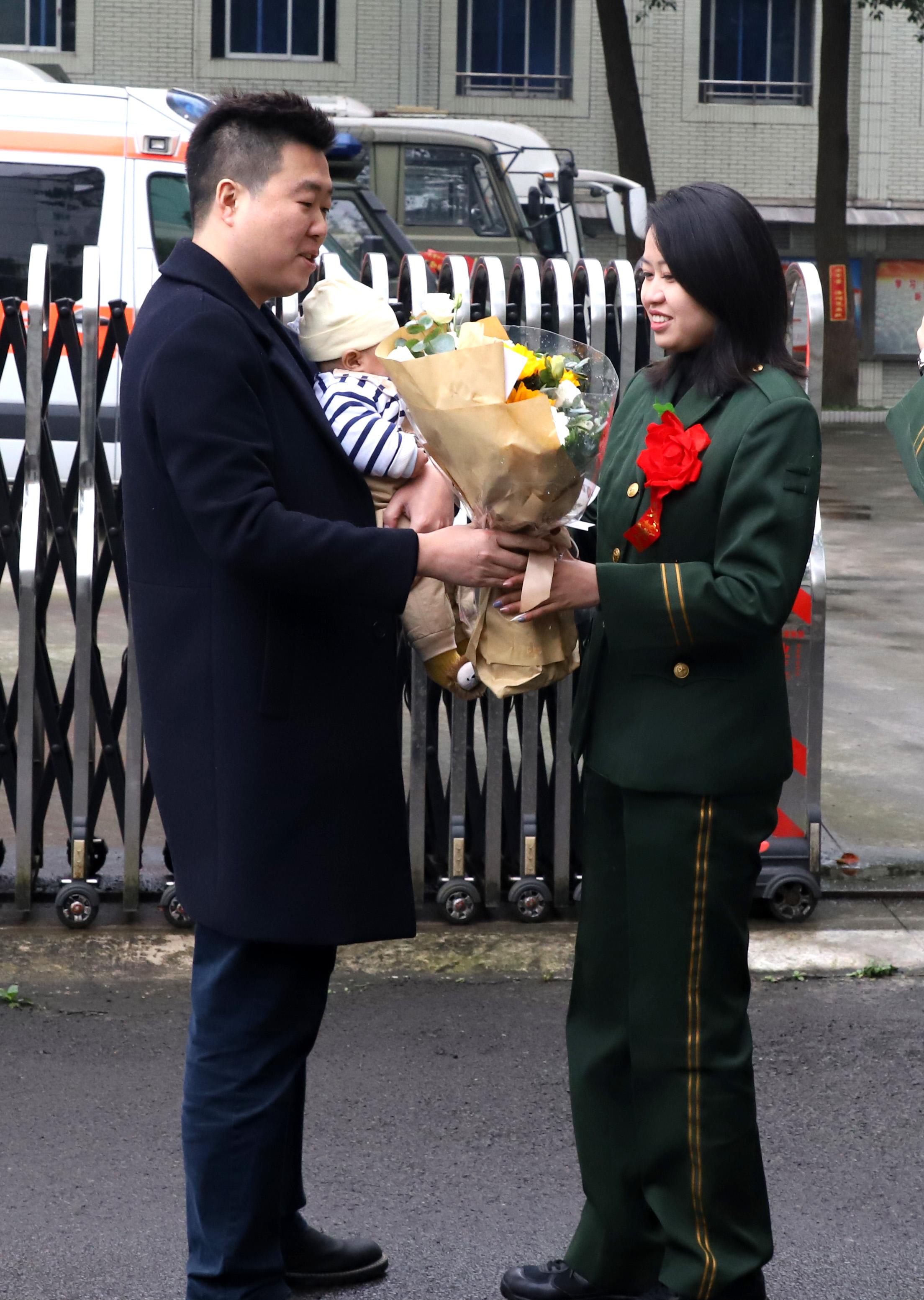 最美女兵退伍，荣耀与未来的交织，最美女兵退伍，荣耀与未来的碰撞