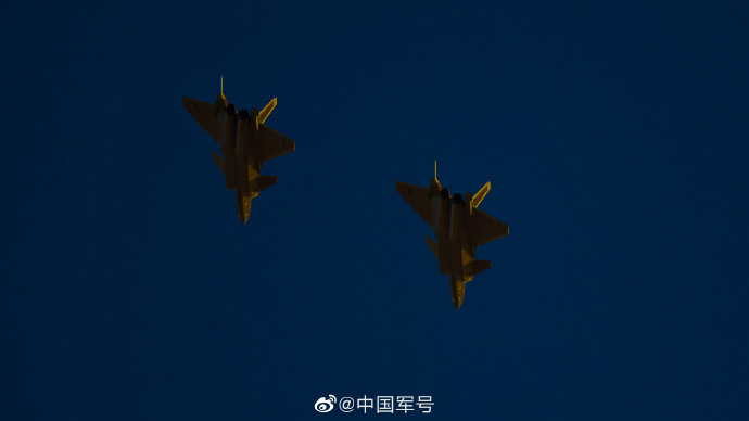 歼-16深夜绕台，展现空中力量的坚定捍卫与战略决心，歼-16深夜绕台，空中力量的战略决心与坚定捍卫