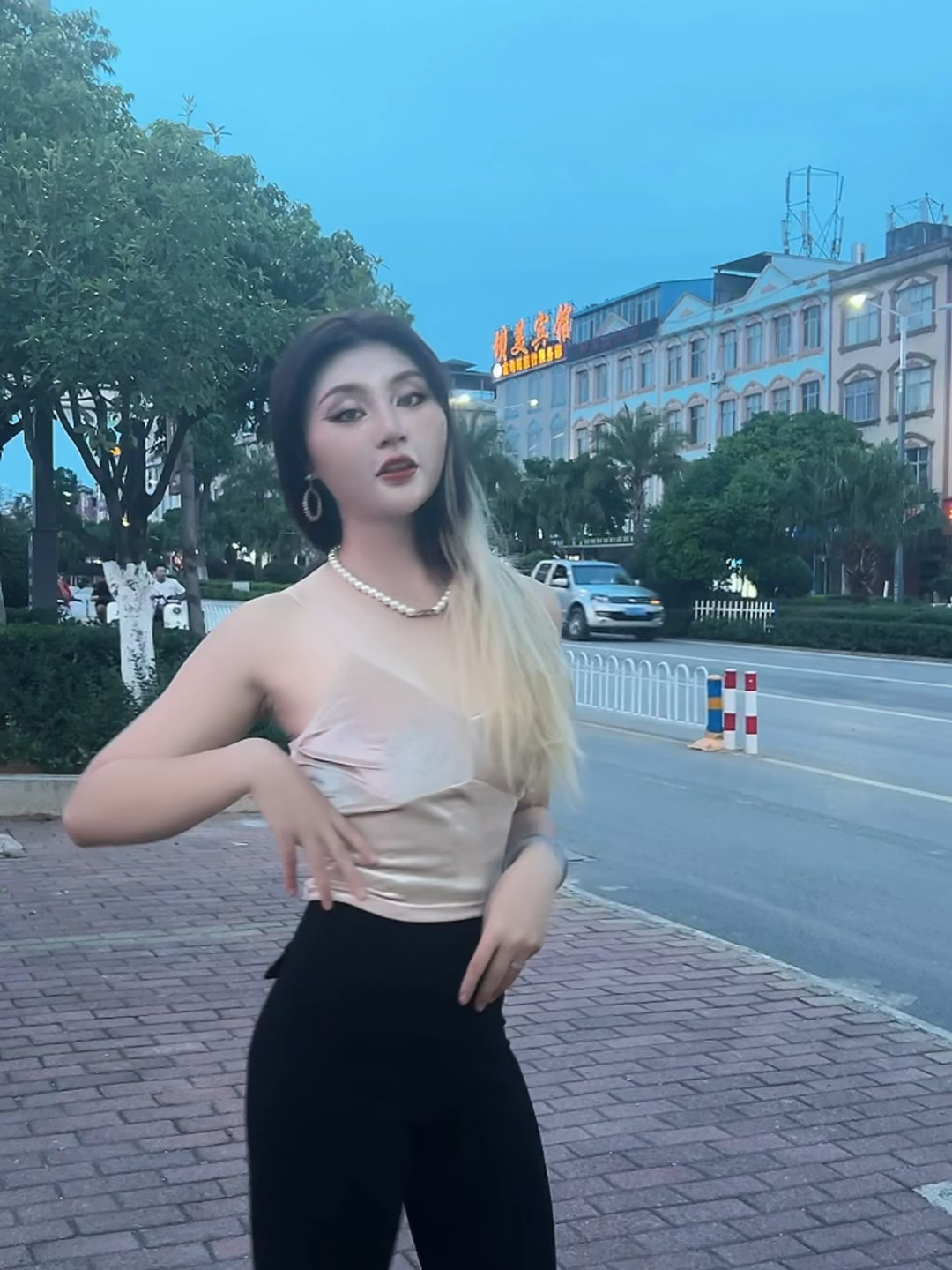 今天姐随你怎么摆弄——探索时尚潮流的无限可能，时尚潮流的无限探索，今日随心所欲的时尚之旅