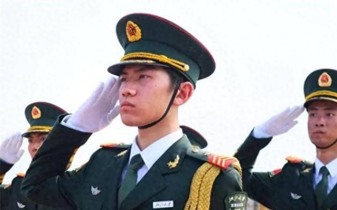 军人礼服绶带挂法视频教程——详细解析每一个步骤，军人礼服绶带挂法详解视频教程，每一步骤全面解析