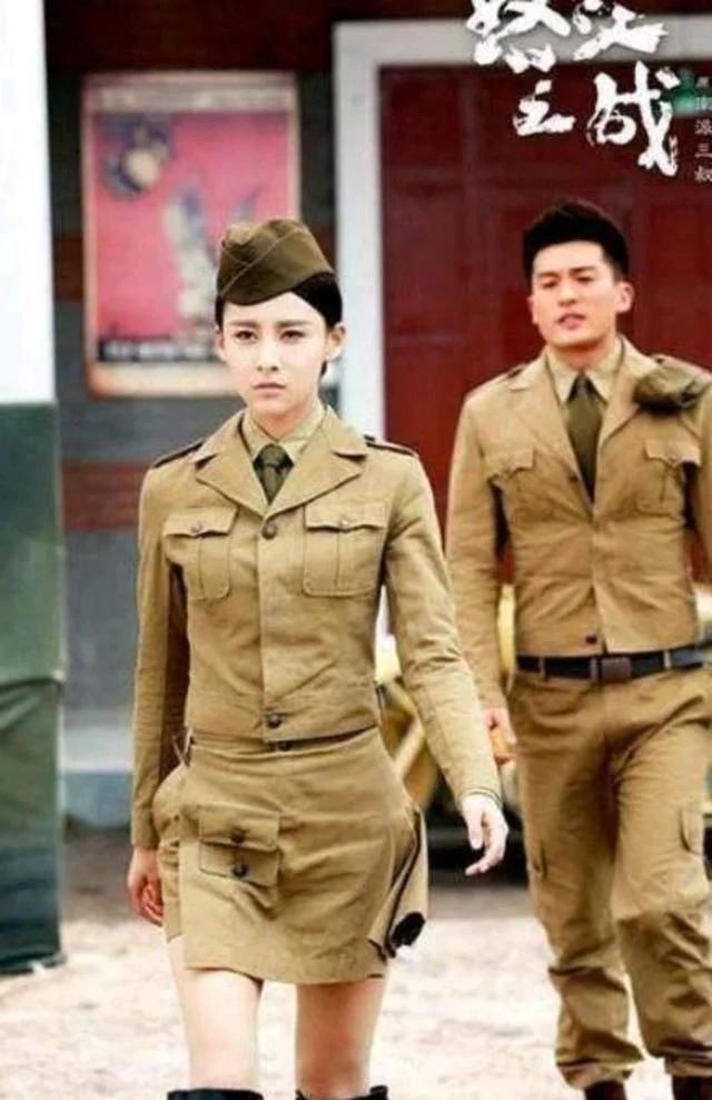 中国女兵时尚风采，长筒鞋与短裙的完美搭配，中国女兵时尚风采，长筒鞋与短裙的完美组合展现飒爽英姿