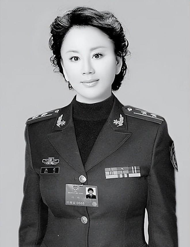 军事女主持人雅妮图片的独特魅力与风采展现，军事女主持人雅妮的独特魅力与风采展示图片