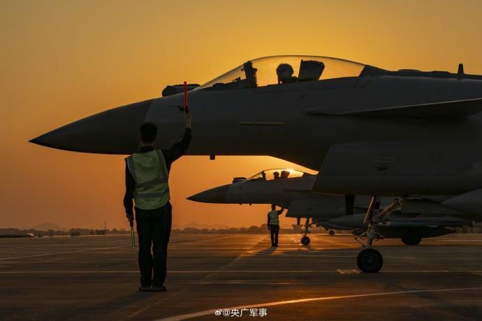 炫酷军事图片，探索军事魅力，领略兵器风采，军事风采，炫酷兵器与军事魅力的探索图片集