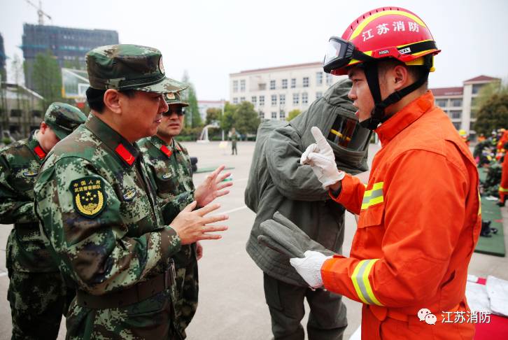 消防老兵打新兵，经验与技能的碰撞，消防老兵与新兵的技能碰撞与挑战