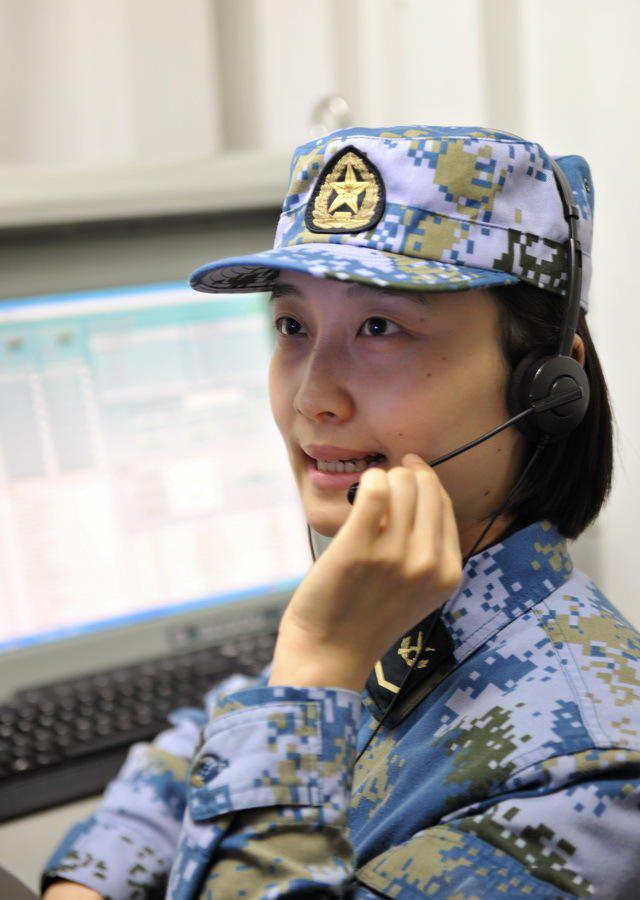 标准的中国女兵照，展现飒爽英姿与坚毅精神，中国女兵飒爽英姿与坚毅精神的标准照片展示