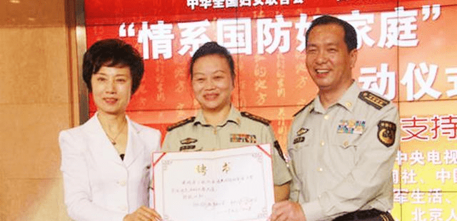 少将丁晓兵的妻子是谁，揭秘背后的故事，少将丁晓兵妻子揭秘，背后的故事
