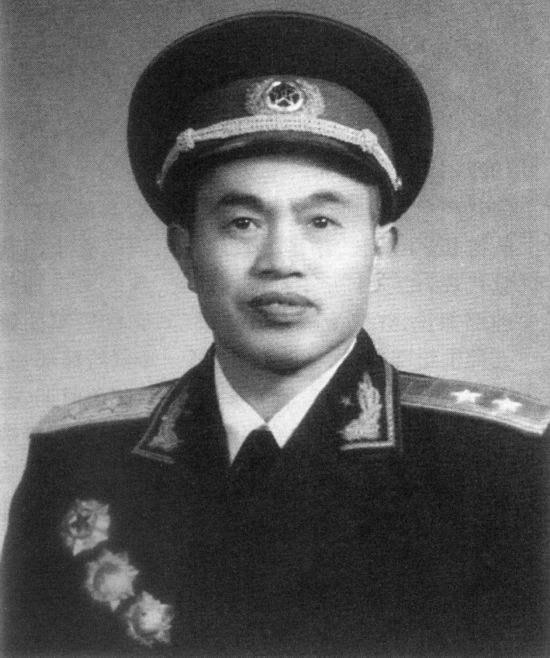 国防部长与军区司令的区别，职责、权力与角色定位的差异，国防部长与军区司令，职责、权力与角色定位的差异解析