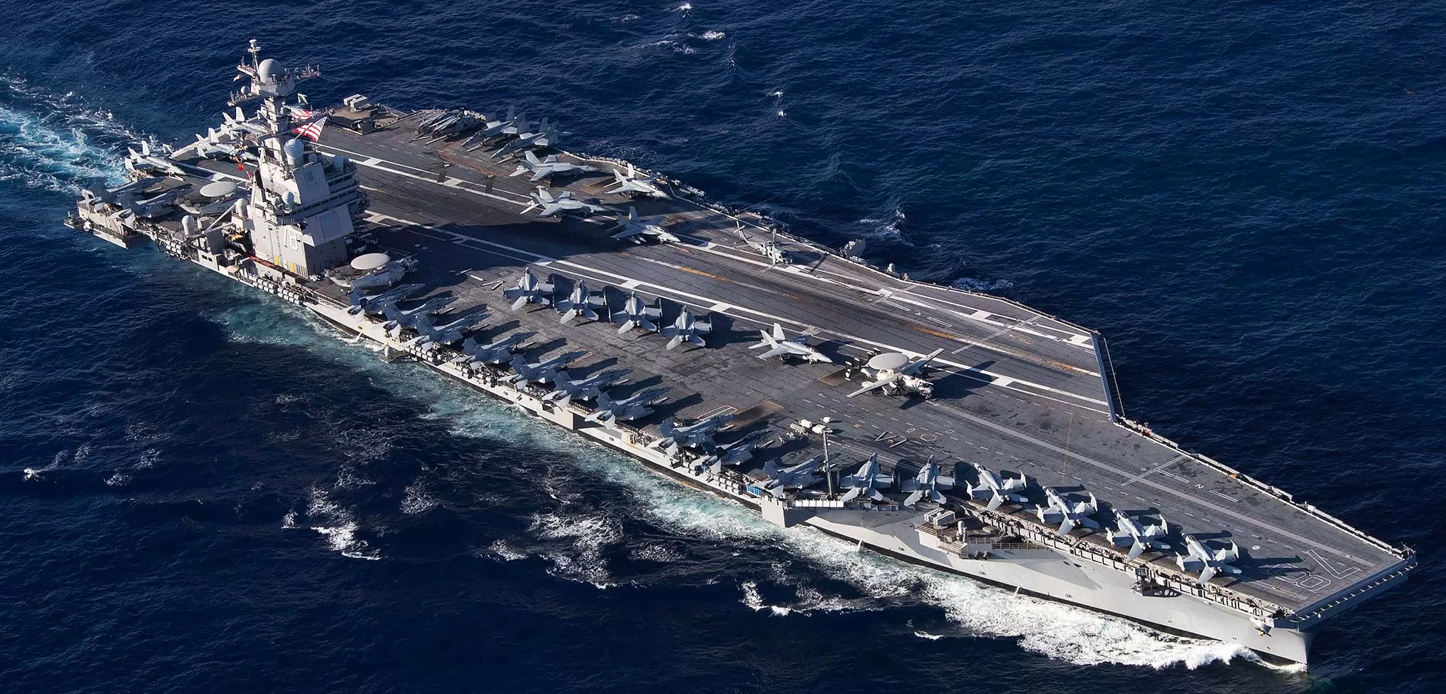 福特号航空母舰侧面图片，探索美国海军力量的壮丽风采，美国海军力量壮丽展现，福特号航空母舰侧面图片探秘