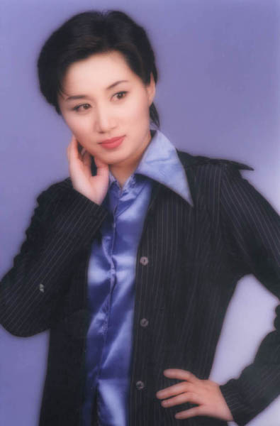 军事主持人叶知秋近照，聚焦他的风采与变迁，军事主持人叶知秋近照，风采依旧，岁月变迁的痕迹展现眼前